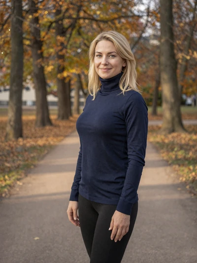 Weronika, 30, Polish woman with glowing skin in an autumn European park